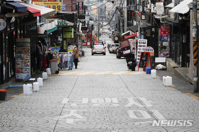 [서울=뉴시스] 박민석 기자 = 이태원 클럽 관련 신종 코로나바이러스 감염증(코로나19) 확산세가 주춤한 가운데 17일 서울 용산구 이태원 거리가 한산한 모습을 보이고 있다. 2020.05.17.  mspark@newsis.com 