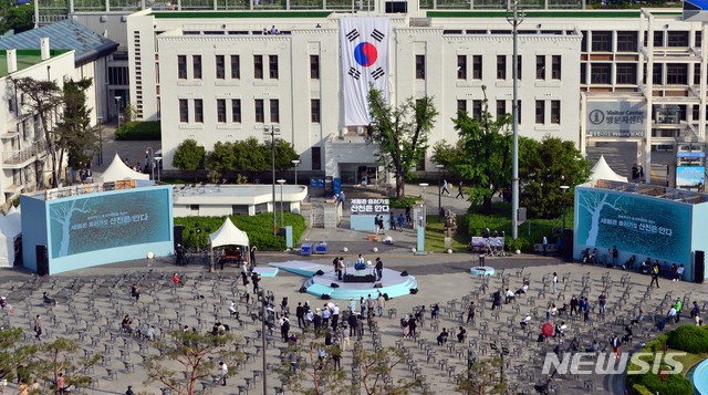 [광주=뉴시스] 변재훈 기자 = 5·18 민주화운동 40주년을 하루 앞둔 17일 오후 광주 동구 옛 전남도청 5·18민주광장에서 기념식 리허설이 펼쳐지고 있다. 2020.05.17. wisdom21@newsis.com