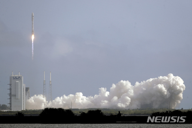 [케이프커내버럴(미 플로리다주)=AP/뉴시스]미 무인우주왕복선 X-37B를 탑재한 아틀라스 V 로켓이 17일(현지시간) 미 플로리다주 케이프커내버럴에서 성공적으로 발사되고 있다. 2020.5.18