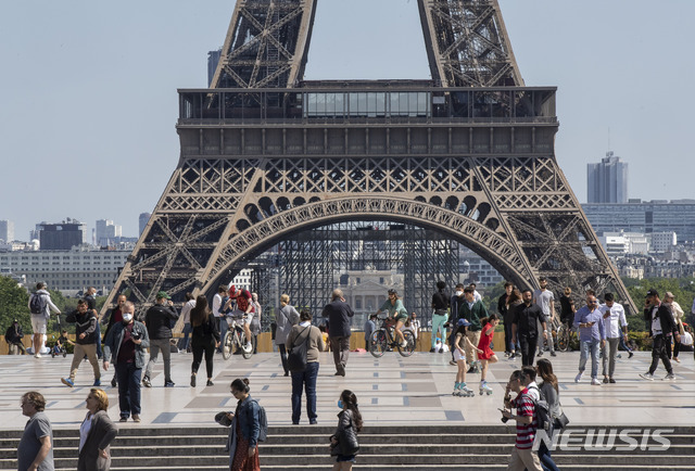 [파리=AP/뉴시스]17일(현지시간) 프랑스 파리의 에펠탑 부근 트로카데로 광장에서 사람들이 거닐고 있다. 프랑스는 신종 코로나바이러스 감염증(코로나19) 확산을 막기 위한 폐쇄 조치 일부 완화로 해변 등이 개방됐다. 2020.05.18.