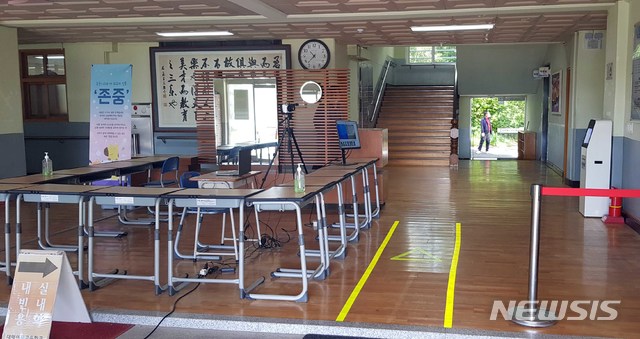 [부산=뉴시스] 등교수업을 앞둔 부산 대명여고 출입구에 열화상카메라가 설치돼 있다. (사진=부산시교육청 제공)
