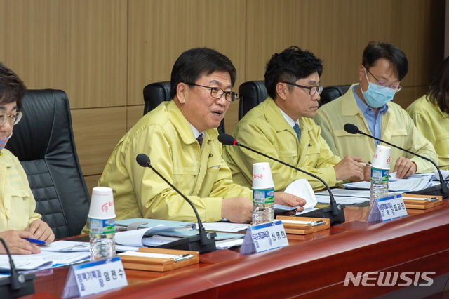 [세종=뉴시스]고등학교 3학년 등교수업 이틀을 남겨 두고 최교진 세종시교육감이 긴급 점검 회의를 주재하고 있다.(사진=세종시교육청)