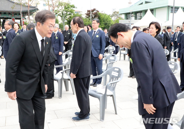 [광주=뉴시스]박영태 기자 = 문재인 대통령이 18일 오전 광주광역시 동구 옛 전남도청 앞에서 열린 제40주년 5·18 민주화운동 기념식에 참석해 주호영 미래통합당 대표 권한대행과 인사하고 있다. 2020.05.18.since1999@newsis.com