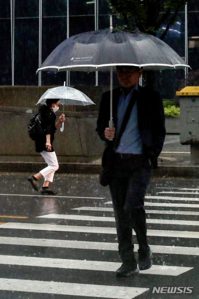 [서울=뉴시스]김병문 기자 = 지난 18일 오후 서울 중구 일대에서 한 시민들이 우산을 쓰고 있다. 2020.05.18. dadazon@newsis.com