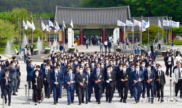 [광주=뉴시스] 류형근 기자 = 5·18민주화운동 40주기인 18일 오후 광주 북구 운정동 국립5·18민주묘지에서 더불어민주당 당선인들이 참배에 나서고 있다. 2020.05.18. hgryu77@newsis.com