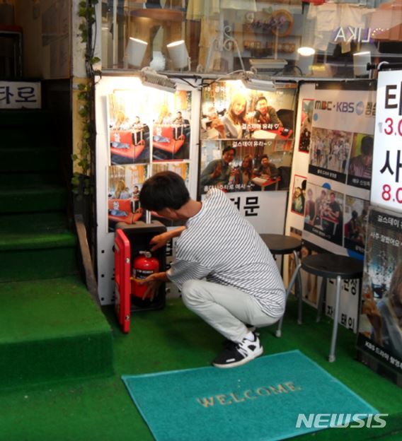 [서울=뉴시스] 서울 마포구 보이는 소화기 설치 모습. (사진=마포구 제공) 2020.05.19.photo@newsis.com 