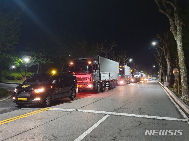 [대전=뉴시스] 한국원자력환경공단이 19일 오전 대전 RI관리시설에 보관중인 밀봉 방사성동위원소(RI) 폐기물 5683ℓ, 약 28드럼 분량을 경주 중·저준위 처분시설로 반출하고 있다. 