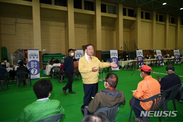 황선봉 군수가 왜 거기서 나와, 재난지원금 현장점검 