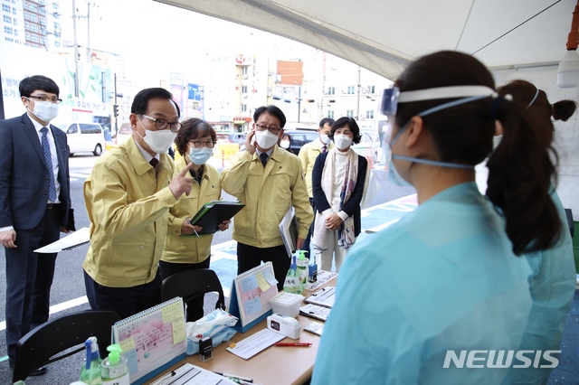 [천안=뉴시스]이종익 기자 = 박상돈 천안시장이 동남구 선별진료소를 방문해 의료진 등으로부터 현안사항을 청취하고 있다. (사진=천안시 제공) photo@newsis.com