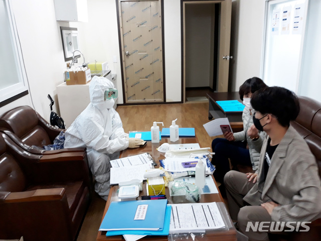 [의령=뉴시스] 의령군, 무자격 체류자 코로나19 익명검사 실시. (사진=의령군 제공). 2020.05.19. photo@newsis.com