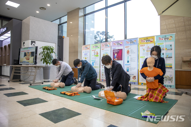 [전주=뉴시스]윤난슬 기자 = JB금융그룹 전북은행은 5월 가정의 달을 맞아 19일부터 29일까지 'JB안전체험 코너 및 재난사진전'을 운영한다고 밝혔다.(사진=전북은행 제공) 