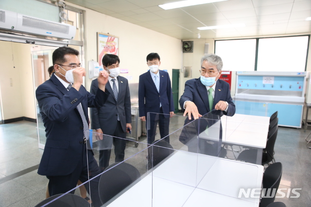 [진주=뉴시스] 홍정명 기자= 박종훈(오른쪽) 경남도교육감이 19일 오후 진주시 삼현여고 급식소를 방문해 설치되어 있는 투명 가림막에 대해 이야기하고 있다.(사진=경남교육청 제공) 2020.05.19. photo@newsis.com