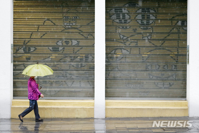 [서울=뉴시스] 최동준 기자 = 어제에 이어 전국적으로 비가 내리고 있는 19일 서울 홍대거리에서 한 시민이 우산을 쓰고 걸어가고 있다. 2020.05.19. photocdj@newsis.com