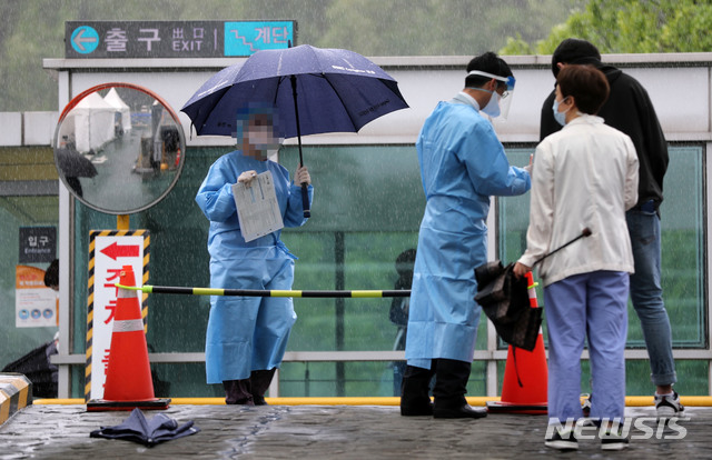 [서울=뉴시스]홍효식 기자 = 삼성서울병원 간호사 4명이 신종 코로나바이러스 감염증(코로나19)에 감염됐다고 확인된 19일 서울 강남구 삼성서울병원 주차장에 마련된 선별진료소에서 의료진들이 업무를 보고 있다. 2020.05.19.  photo@newsis.com