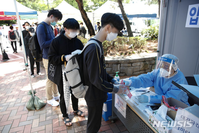 [서울=뉴시스] 박민석 기자 = 한국과학기술직업전문학교 학생, 교직원을 비롯한 시민들이 19일 오후 서울 영등포구 영등포보건소 선별진료소에서 신종 코로나바이러스 감염증(코로나19) 검사를 받기 위해 대기하고 있다. 이날 오전 서울 영등포구 한국과학기술직업전문학교 재학생 1명이 코로나19 확진 판정을 받아 재학생 6백여 명과 교직원 25명 등이 해당 보건소에서 검사를 받고 있는 것으로 알려졌다. 2020.05.19.  mspark@newsis.com