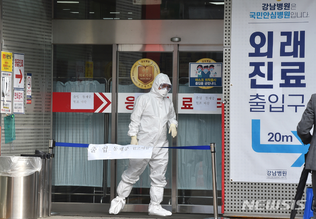 [용인= 뉴시스] 김종택기자 = 경기 용인시 기흥구 강남병원 20대 직원이 신종 코로나바리러스 감염증(코로나19) 확진 판정을 받아 19일 병원이 폐쇄됐다.  병원 방사선사로 알려진 이 직원은 안양시 동안구 호계동에 거주하며 출.퇴근시 분당선 기흥역에서 승차해 서현역에 내려 버스를 타는 등 대중교통을 이용한 것으로 확인됐다. 2020.05.19.  semail3778@naver.com