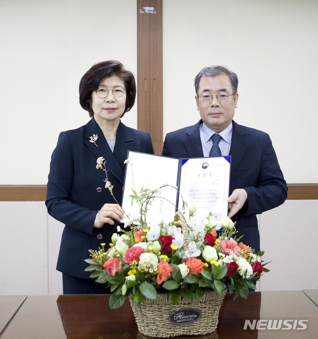 윤옥현(왼쪽) 총장이 백열선 교수에게 표창을 수여하고 있다 (사진=김천대 제공)