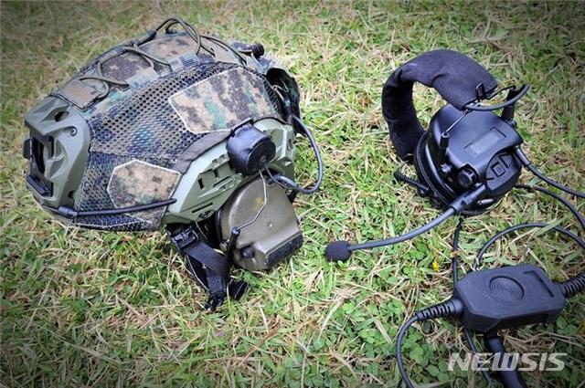 [서울=뉴시스] 귀덮개형 청력보호 헤드셋은 필요에 따라 헤드밴드를 사용해 직접 머리에 쓰거나 부속품을 사용해 방탄헬멧에 결합해 사용할 수 있다.2020.05.20. (사진=육군본부 블로그 아미누리 제공)