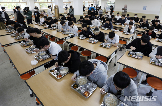 [청주=뉴시스] 인진연 기자 = 고3 학생들이 올해 첫 등교를 시작한 20일, 충북 청주 봉명고등학교에서 발열확인을 마친 학생들이 한 방향으로 앉아 조용히 급식을 먹고 있다. 2020.05.20. photo@newsis.com