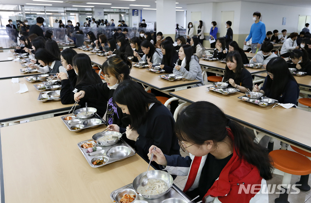 [청주=뉴시스] 인진연 기자 = 고3 학생들이 올해 첫 등교를 시작한 20일, 충북 청주 봉명고등학교에서 발열확인을 마친 학생들이 한 방향으로 앉아 조용히 급식을 먹고 있다. 2020.05.20.  photo@newsis.com 