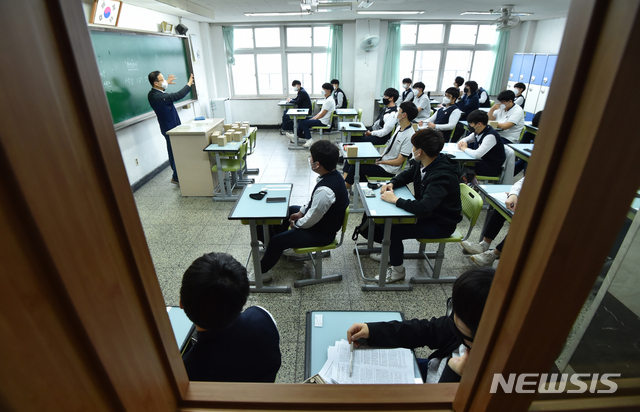 [수원= 뉴시스] 김종택기자 = 고등학교 3학년 등교가 시작된 20일 오전 경기 수원시 팔달구 수원고등학교에서 고3 학생들이 수업을 듣고 있다. 2020.05.20. semail3778@naver.com