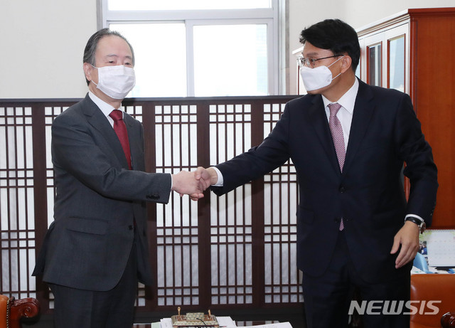 [서울=뉴시스] 장세영 기자 = 윤상현(오른쪽) 국회 외통위원장과 도미타 고지 주한 일본대사가 20일 서울 여의도 국회 외교통일위원장실에서 악수하고 있다. 2020.05.20.  photothink@newsis.com