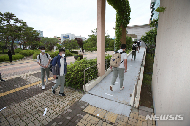 [춘천=뉴시스] 김경목 기자 = 고등학교 3학년 등교 개학 첫날인 20일 오전 학생들이 신종 코로나바이러스 감염증(코로나19) 예방을 위해 사회적 거리 두기 지침을 따르며 강원 춘천시 춘천고등학교에 등교하고 있다. 2020.05.20. photo31＠newsis.com