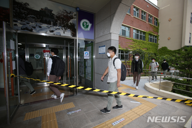 [춘천=뉴시스] 김경목 기자 = 고등학교 3학년 등교 개학 첫날인 20일 오전 학생들이 신종 코로나바이러스 감염증(코로나19) 예방을 위해 사회적 거리 두기 지침을 따르며 강원 춘천시 춘천고등학교에 등교하고 있다. 2020.05.20.  photo31＠newsis.com