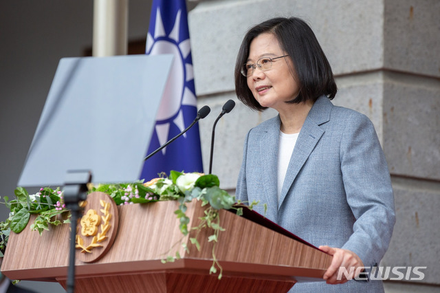 [타이베이=AP/뉴시스] 20일 집권 2기를 공식 시작한 차이잉원 대만 총통이 타이베이의 타이베이빈관에서 취임연설을 하고 있다. 2020.05.20