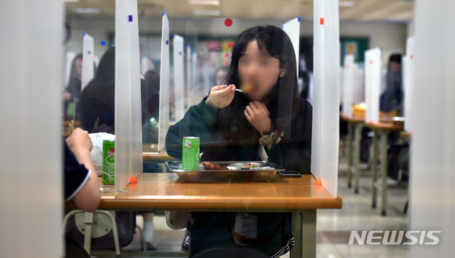 [대구=뉴시스] 이무열 기자 = 코로나19 사태로 칸막이가 설치된 급식실에서 학생이 밥을 먹고 있다. 위 사진은 기사 내용과 무관함. 2020.05.20.lmy@newsis.com