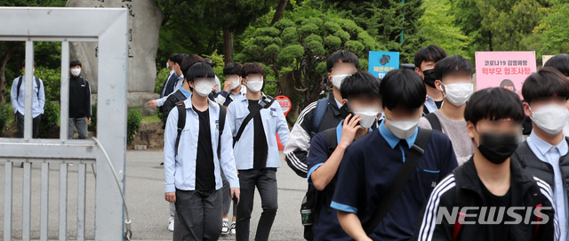 [서울=뉴시스]박주성 기자 = 고등학교 3학년 학생들의 등교 수업 첫날인 20일 오후 서울 종로구 경복고등학교에서 마스크를 착용한 고3 학생들이 수업이 끝난 뒤 하교하고 있다. 2020.05.20.  park7691@newsis.com