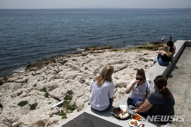 [피레우스=AP/뉴시스] 20일(현지시간) 그리스 아테네 서남쪽 항구도시 피레우스 해변에서 식사 중인 사람들. (사진은 기사 내용과 관계가 없습니다.) 2020.05.26. 