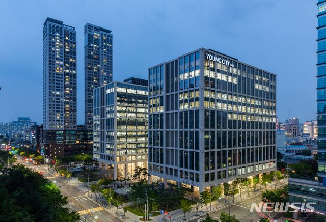 [서울=뉴시스]쿠시먼앤드웨이크필드(C&W)는 서울 영등포구 문래동의 프라임 오피스 건물 '영시티'가 약 5500억원에 매각됐다고 21일 밝혔다. (제공 = C&W) 2020.05.21.