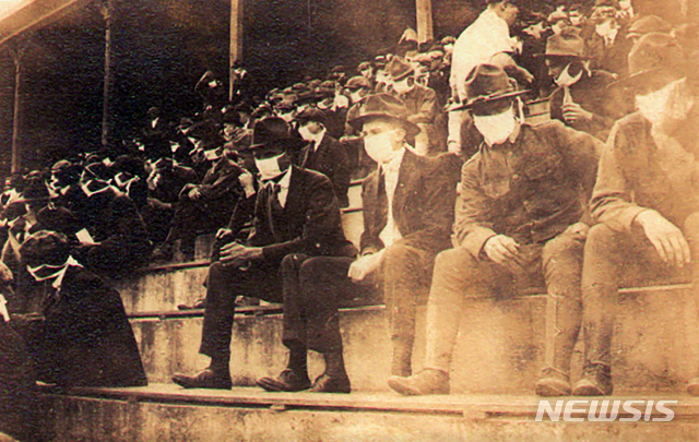 [AP/뉴시스]스페인독감이 돌던 1918년 미국 대학 미식축구 경기에서 마스크를 착용한 관중들. 2021.9.9.