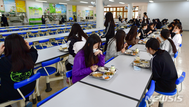 학교급식 먹는 학생들. (사진=뉴시스DB)