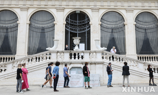 [로마=신화/뉴시스] 이탈리아 로마의 보르게제 박물관 앞에서 20일(현지시간) 관람객들이 서로 거리를 둔채 서서 입장 순서를 기다리고 있다. 2020.05.21