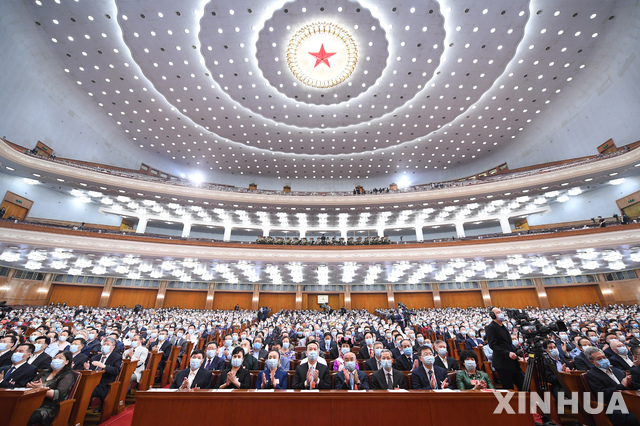 [베이징=신화/뉴시스] 신종 코로나 바이러스 감염증(코로나 19)로 연기됐던 중국 정책자문 회의인 전국인민정치협상회의(정협)가 21일 오후 베이징 인민대회당에서 열리고 있다. 2020.05.21