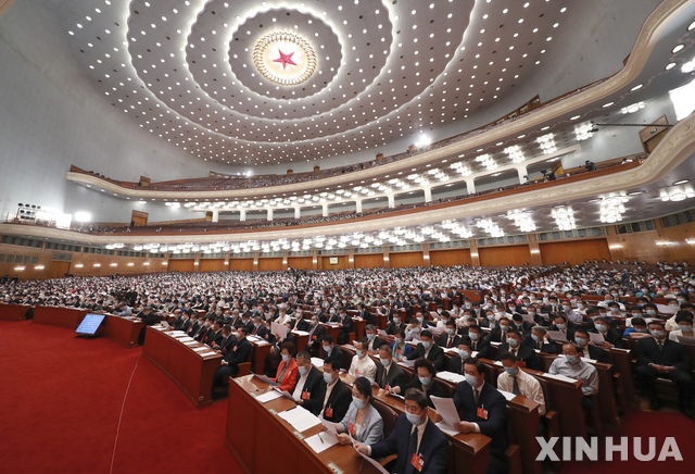 [베이징=신화/뉴시스] 신종 코로나 바이러스 감염증(코로나 19)로 연기됐던 중국 정책자문 회의인 전국인민정치협상회의(정협)가 21일 오후 베이징 인민대회당에서 열리고 있다. 2020.05.21