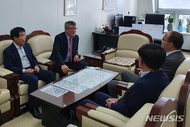  [예천=뉴시스] 김진호 기자 = 김학동(왼쪽에서 두번째) 예천군수가 행정안전부를 방문, 내년도 국비예산을 요청하고 있다. (사진=예천군 제공) 2020.05.22 photo@newsis.com