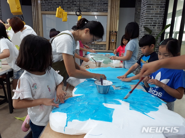 [전주=뉴시스]윤난슬 기자 = 한국전통문화전당 리빙콘텐츠 DIT센터는 창극과 인형·소품제작, 공연까지 다양한 분야의 활동을 배우고 경험할 수 있는 프로젝트 '손으로 만들자, 인형창극'에 참여할 초등학생을 모집한다고 22일 밝혔다.(사진=전당 제공)