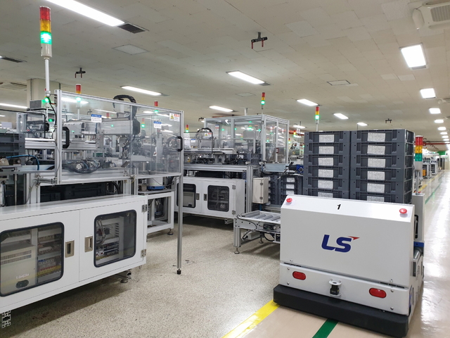 [서울=뉴시스] LS ELECTRIC 청주 스마트공장에서 무인운반차(AGV)가 생산된 전자접촉기 완제품을 실어 나르고 있다. 사진 LS ELECTRIC