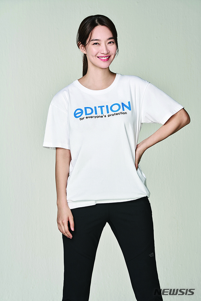 [서울=뉴시스] 에디션 티셔츠를 착용한 노스페이스 홍보대사 신민아. (사진=영원아웃도어 제공)