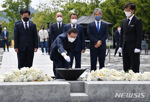 [서울=뉴시스]노무현 전 대통령 묘역 방문한 박원순 서울시장. (사진=박원순 서울시장 페이스북 캡처) 2020.05.21. photo@newsis.com