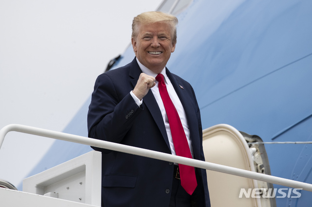 [앤드루스공군기지=AP/뉴시스]도널드 트럼프 미국 대통령이 21일(현지시간) 앤드루스공군기지에서 전용기에 탑승하며 미소를 보이고 있다. 2020.05.22.