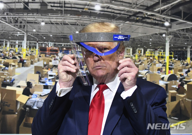 [입실랜티=AP/뉴시스] 도널드 트럼프 미국 대통령이 지난 5월21일(현지시간) 미시간주 입실랜티 소재 포드모터스 공장을 방문해 마스크 대신 투명한 플라스틱 재질의 안면가리개를 착용하고 있다. 2020.07.28
