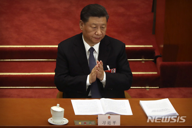 [베이징=AP/뉴시스] 시진핑(習近平) 중국 국가주석이 22일 중국 베이징 인민대회당에서 열린 전국인민대표대회(전인대)에 참석해 박수를 치고 있다. 2020.05.22. 