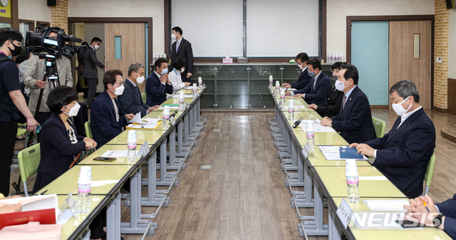 [서울=뉴시스]박주성 기자 = 정세균 국무총리가 22일 서울 영등포구 선유고등학교를 방문해 고3 학생들의 수업 상황 점검에 앞서 학교 관계자 및 학부모와 간담회 하고 있다. 2020.05.22. photo@newsis.com