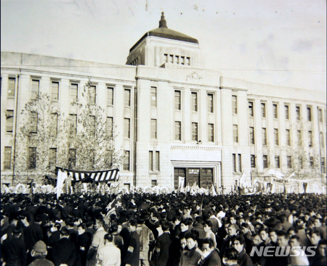 [서울=뉴시스] 1947년 12월 8일 서울 시청 앞 광장에서 열린 장덕수 장례식에 참석한 군중들. (사진=미국 국립문서기록청) 2020.05.24. photo@newsis.com (* 위 사진은 재배포, 재판매, DB 및 활용을 금지합니다)