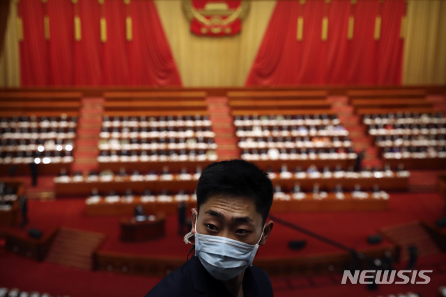 [베이징=AP/뉴시스]중국 베이징 인민대회당에서 22일 마스크를 최대 정치 행사 전국인민대표대회(전인대) 개막식이 열리고 있는 가운데 마스크를 쓴 한 남성이 서있다. 2020.05.22.