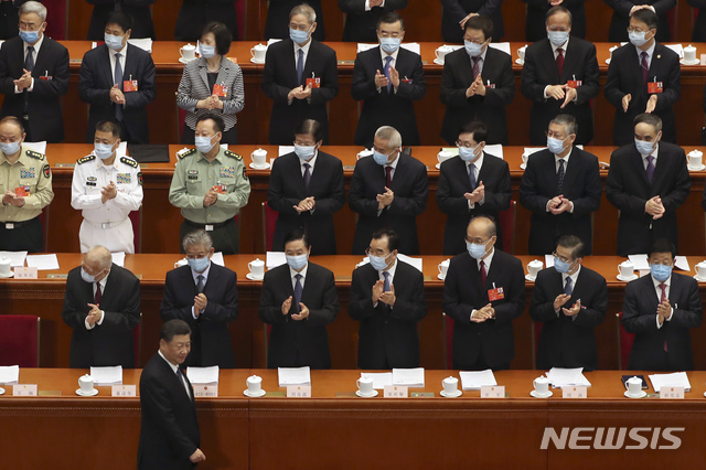 [베이징=AP/뉴시스]시진핑 중국 국가주석이 22일 중국 베이징 인민대회당에서 열린 전국인민대표회의(전인대)에 참석하고 있다. 2020.05.23. 